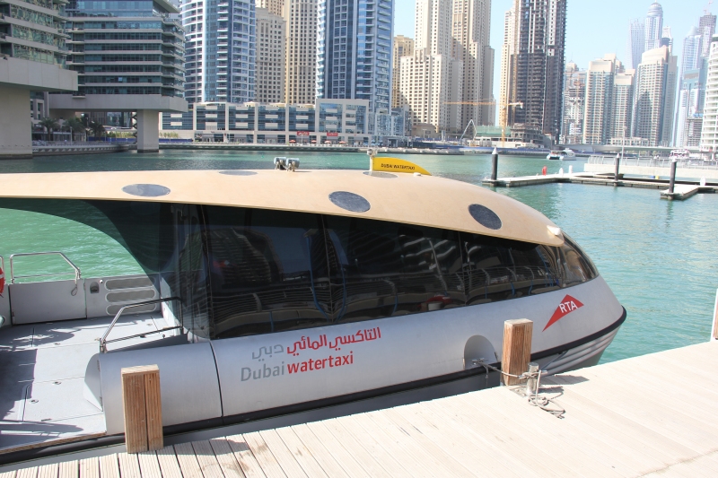 Ein Dubai Watertaxi in der Marina