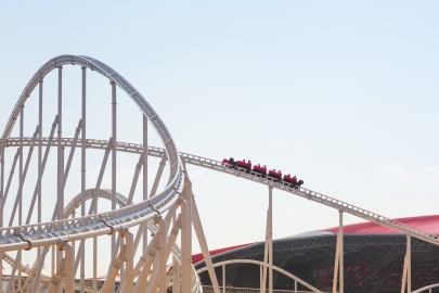 Eine Achterbahn in der Ferrari World