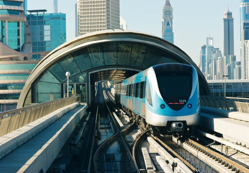 Ein Zug von der Dubai Metro