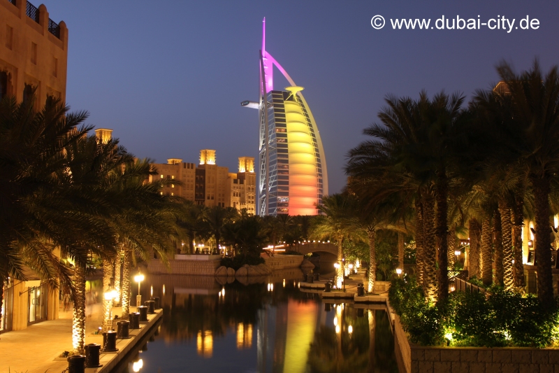 Das Burj al Arab Hotel ist eine bekannte Sehenswrdigkeit in Dubai