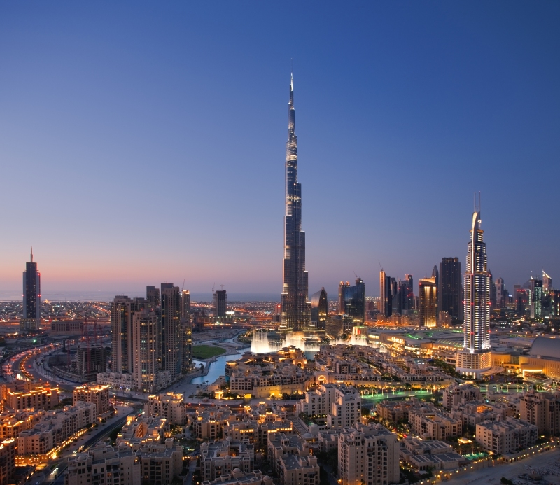 Dubai Skyline bei Nacht mit Burj Khalifa