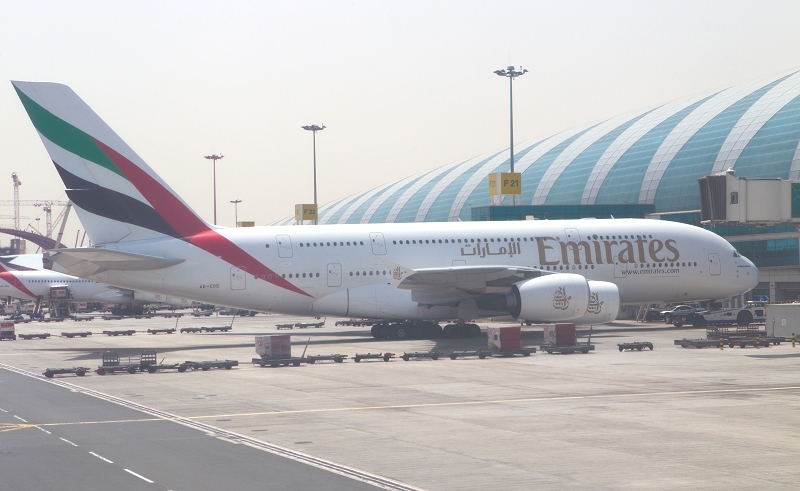 Ein Airbus A380 von Emirates am Flughafen Dubai