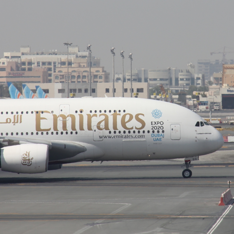 Emirates Airline Airbus A380 am Flughafen Dubai