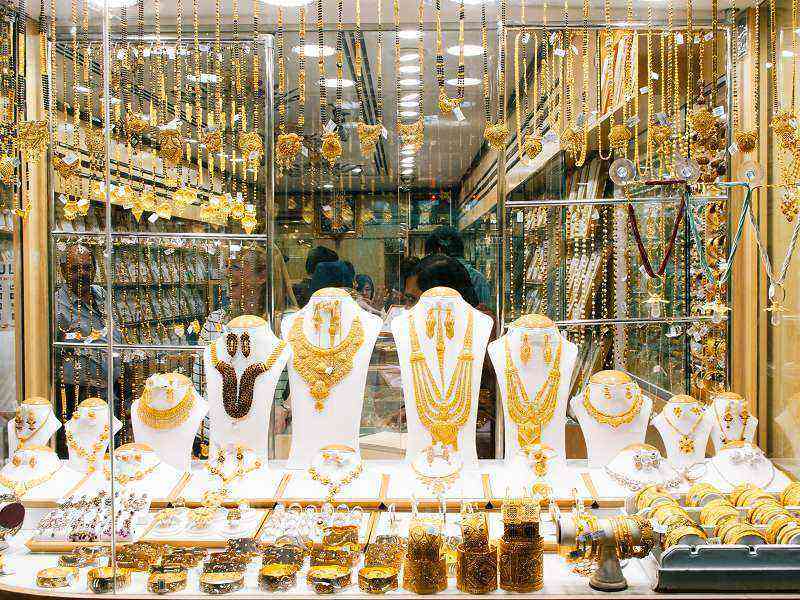 Show window with gold jewelry
